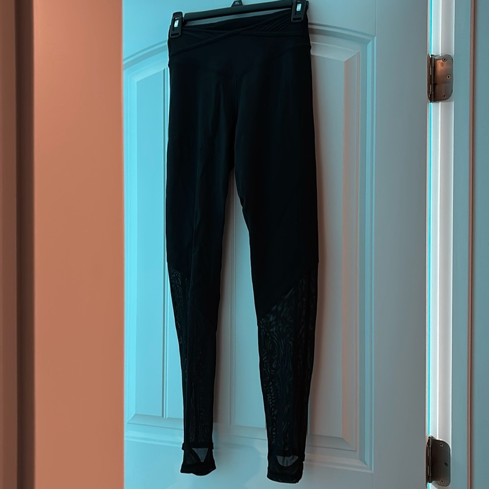 Black LuluLemon 7/8 athletic leggings